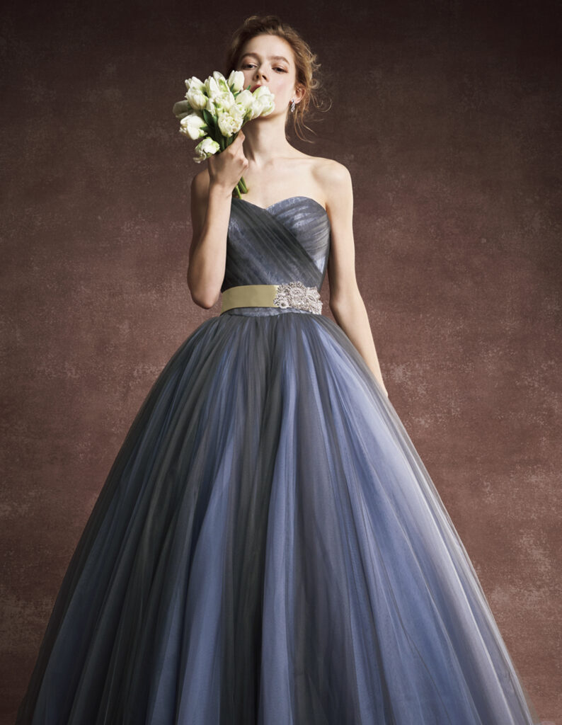 淡い水色は透明感を感じさせ、夏の結婚式やリゾートウェディングにも映えます。濃いネイビーやロイヤルブルーは知的で落ち着いた雰囲気を演出でき、大人の花嫁さまからも支持されています。