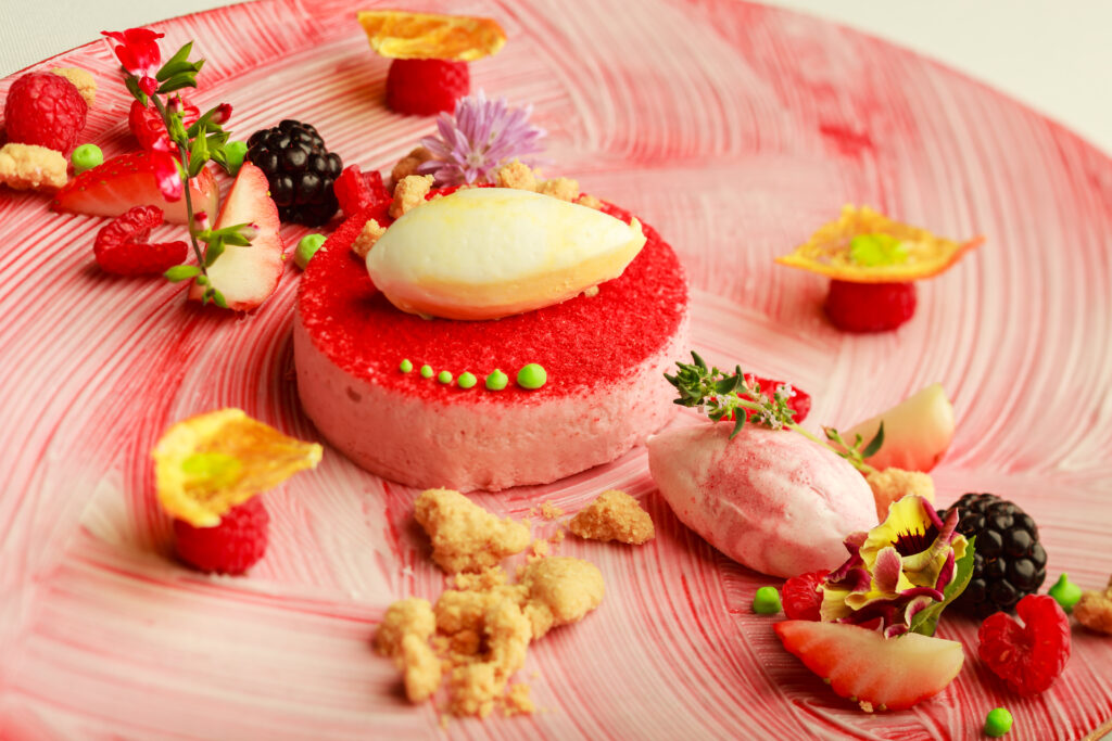 名古屋市の結婚式場ビアンカーラヒルサイドテラス。ベリーとアイスを添えた、華やかな赤いプレートのウェディングデザート。