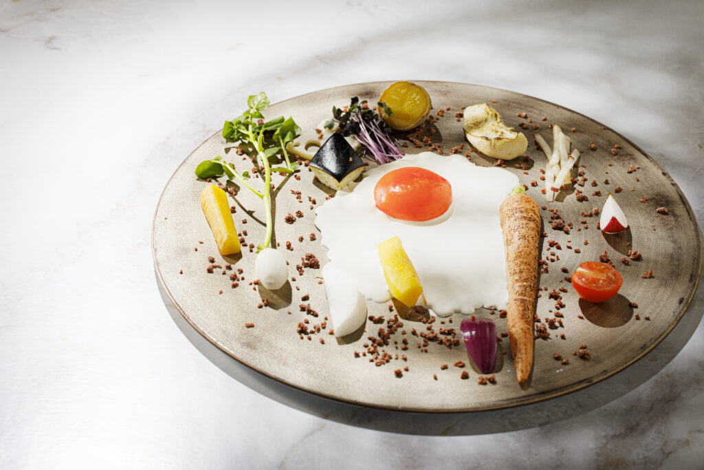 ゲストを驚かせる遊び心。アートのように感性を刺激する、独創的な一皿。