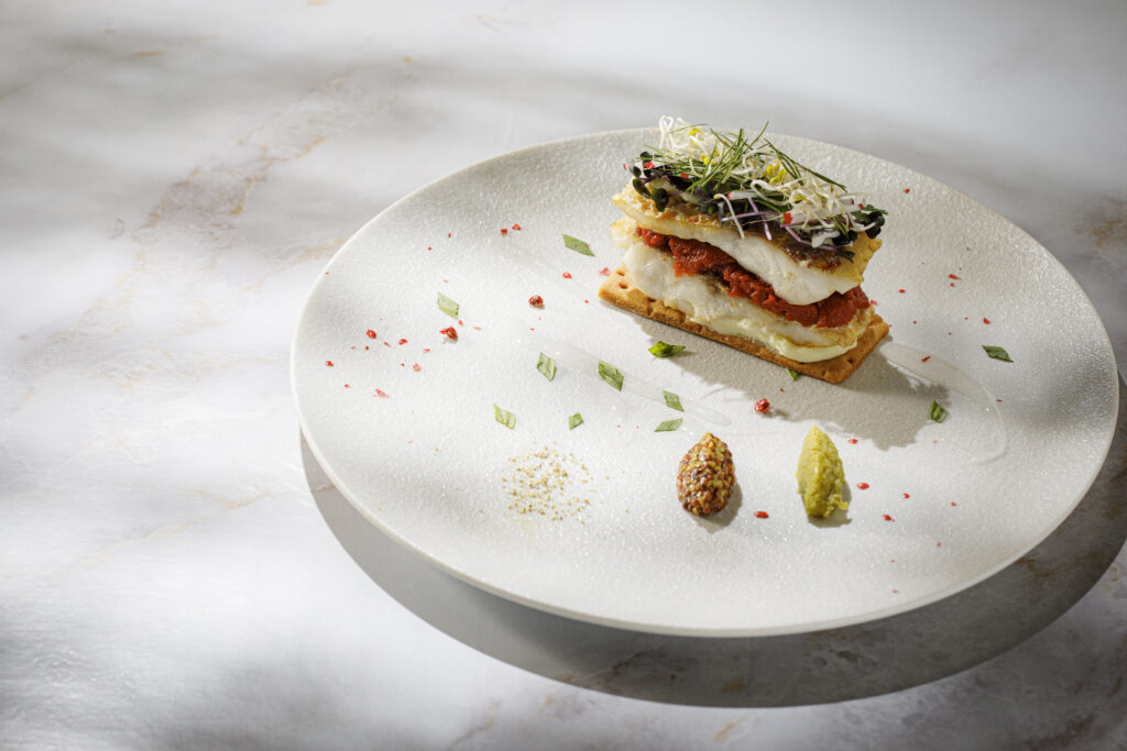 幾重にも重なる美味しさの層。職人技が光る、軽やかな食感の魚料理。