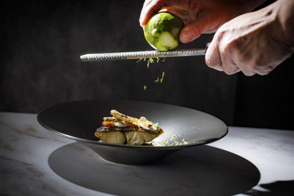 最後の一振りまで妥協しない。ゲストの五感を刺激する、シェフ渾身の仕上げ。