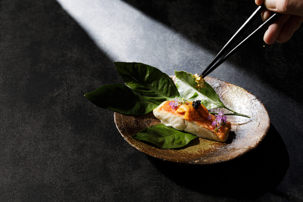 黄金の輝きを添えて。最高級の食材が織りなす、洗練を極めた和の逸品。