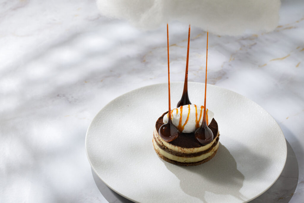 雲から降り注ぐ甘い魔法。記憶に刻まれる、アーティスティックなデザートタイム。