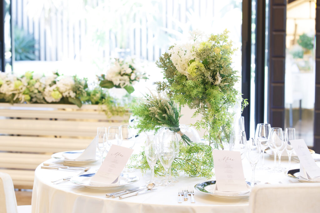 名古屋市の結婚式場ビアンカーラヒルサイドテラスのテーブルコーディネート。白とグリーンの爽やかな装花。