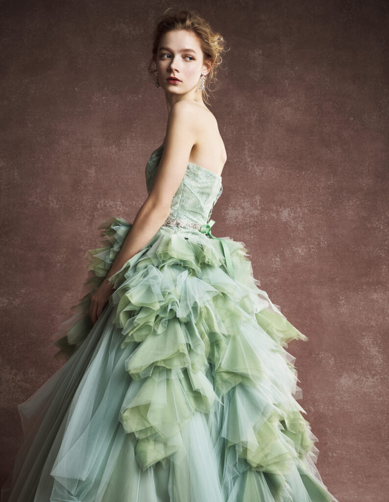 自然や植物を感じさせるグリーンは、ガーデンやボタニカルをテーマにした結婚式と相性抜群です。
