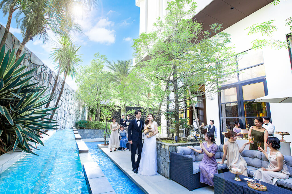 名古屋市の結婚式場ビアンカーラヒルサイドテラスのウォーターテラス。水辺と緑に囲まれたガーデンでの開放感あふれるデザートビュッフェシーン。