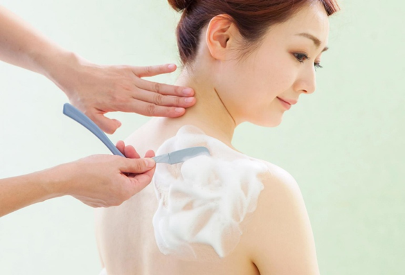 結婚式をより綺麗な状態で迎える為には事前にブライダルシェービングをすることは欠かせません。シェービングは、顔・デコルテ・うなじ・背中などの産毛を剃ることで肌を明るく整え、化粧ノリを良くする施術となっています。ドレスに合わせてシェービングしたい箇所を決められて、尚且つご懐妊中の方でもシェービングが可能ですのでご安心ください。ドレスを着ると露出する部分が多くなり、普段そんなに肌を見せない方は特にブライダルシェービングをおすすめいたします。