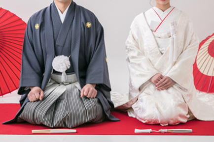 日本の伝統的な和装で挙げる結婚式。白無垢と紋付袴の美しい夫婦の姿。前撮りやフォトウェディングの参考に。