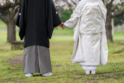 和装での結婚式を検討中の方へ。花嫁の白無垢と花婿の紋付袴。厳かで美しい日本の伝統的な婚礼写真。