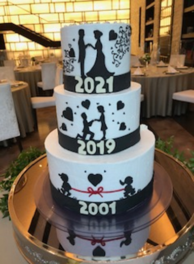 お二人の歩みを表現したウェディングケーキ!出会いからプロポーズ、結婚までの素敵なストーリーが詰まっています。