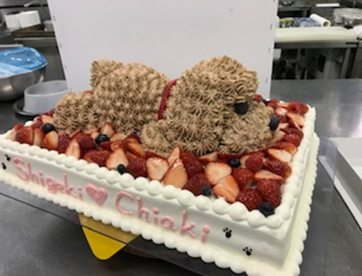 寄り添うクマが愛らしい特注ケーキ!いちごがたっぷり、二人の名前と肉球がアクセントのキュートなデザインです。