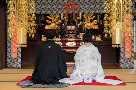 厳かな雰囲気の仏前式。伝統的な衣装を身にまとい、ご縁を結ぶ夫婦の誓い。二人の新たな物語が始まります。