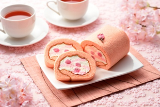 春の訪れを感じる桜のロールケーキ。淡いピンクの生地とクリームが美しく、お茶と一緒に楽しむ至福のひととき。