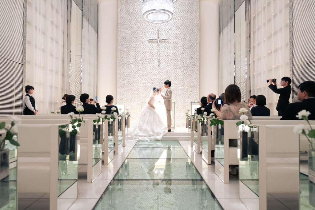 希少なガラスのバージンロードは花嫁の美しさを引出す。