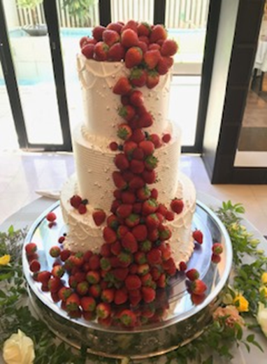 イチゴが溢れるオリジナルケーキ