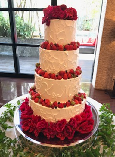 こちらも各層にイチゴを敷き詰めましたが
トップ、アンダーにそれぞれお花のみで装飾をしました。
またクリームでお二人のイニシャルをいれ
おしゃれさも演出しました！

