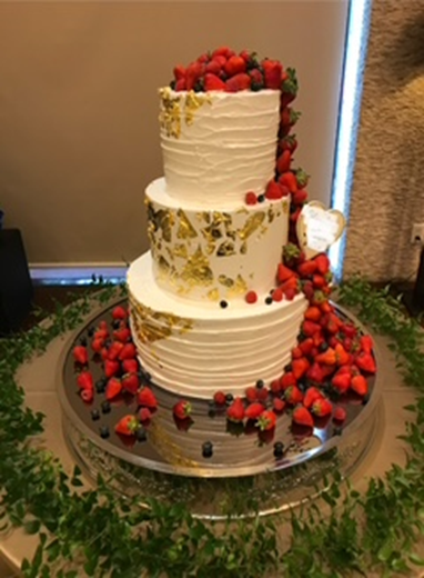 トップからイチゴが溢れており
敷き詰められており
金箔をそれぞれあしらいゴージャスに
インパクトのある可愛いウェディングケーキ！
