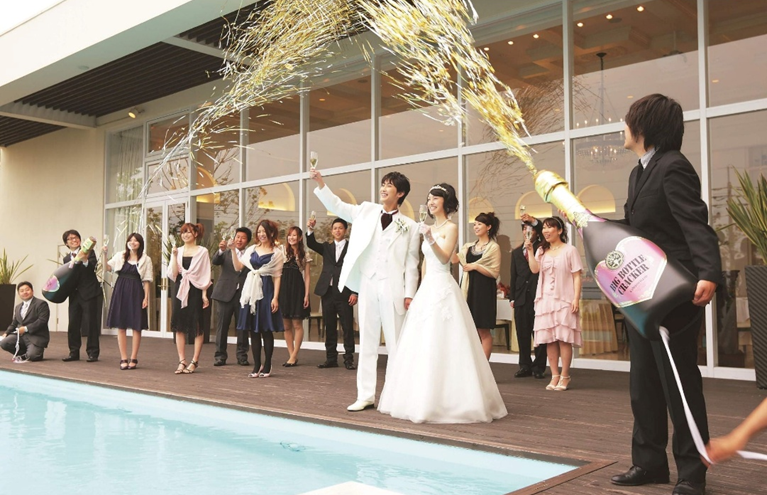 ビッグクラッカーは、ただ見るだけでなく、ゲストにもクラッカーを引いてもらうことで、一体感と「共に祝う」という喜びを共有できます。「会場参加型でゼッタイ楽しい!」との声もあるように、皆でドキドキを味わう演出効果が高いです。