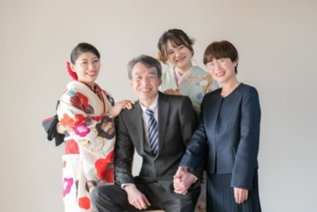 名古屋市の結婚式場ビアンカーラヒルサイドテラス。和装とスーツに身を包み笑顔で並ぶ家族写真。絆を感じる温かなウェディングの記念撮影。