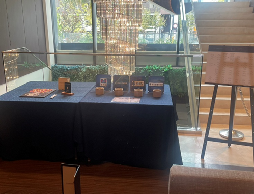 名古屋市の結婚式場ビアンカーラヒルサイドテラスの結婚式受付に並ぶゲストカードとメッセージボックス、ネイビーのクロスを敷いた上品なテーブル装飾。