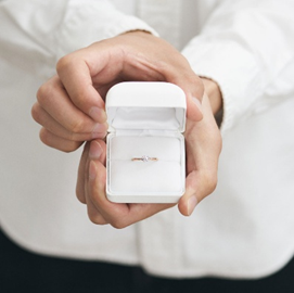 名古屋市結婚式場のプロポーズで婚約指輪の箱を開けてサプライズ演出をする感動的なシーン。