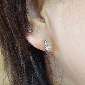 名古屋市結婚式場の婚約指輪と結婚指輪を華やかに重ね付けした新婦様の手元イメージ。