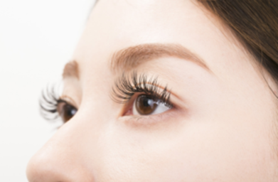 まつ毛を上げるだけで表情がさらに
華やかに。