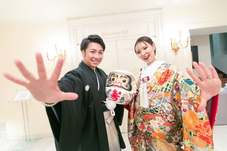 今どきの鮮やかな和装に合わせて
縁起の良いだるまと一緒に。