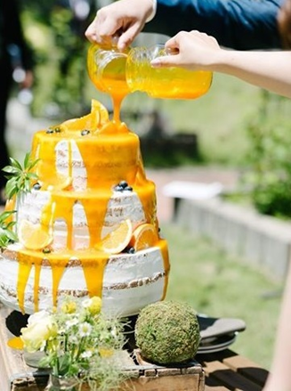 名古屋市結婚式場ビアンカーラ・ヒルサイド・テラスのウェディングケーキ。3段のネイキッドケーキに新郎新婦がオレンジシロップを注ぐドリップ演出。