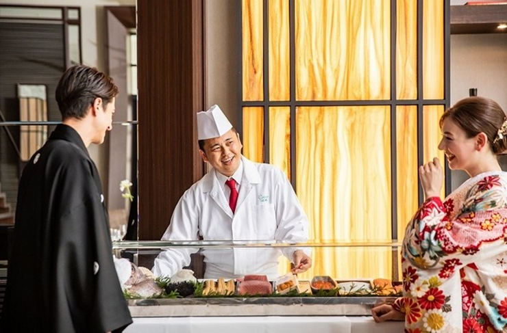 名古屋市の結婚式場ビアンカーラでこだわりの婚礼料理を説明するシェフ。