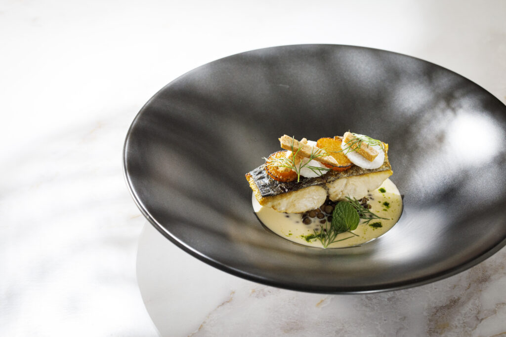 五感を満たす、洗練された婚礼料理の一皿。