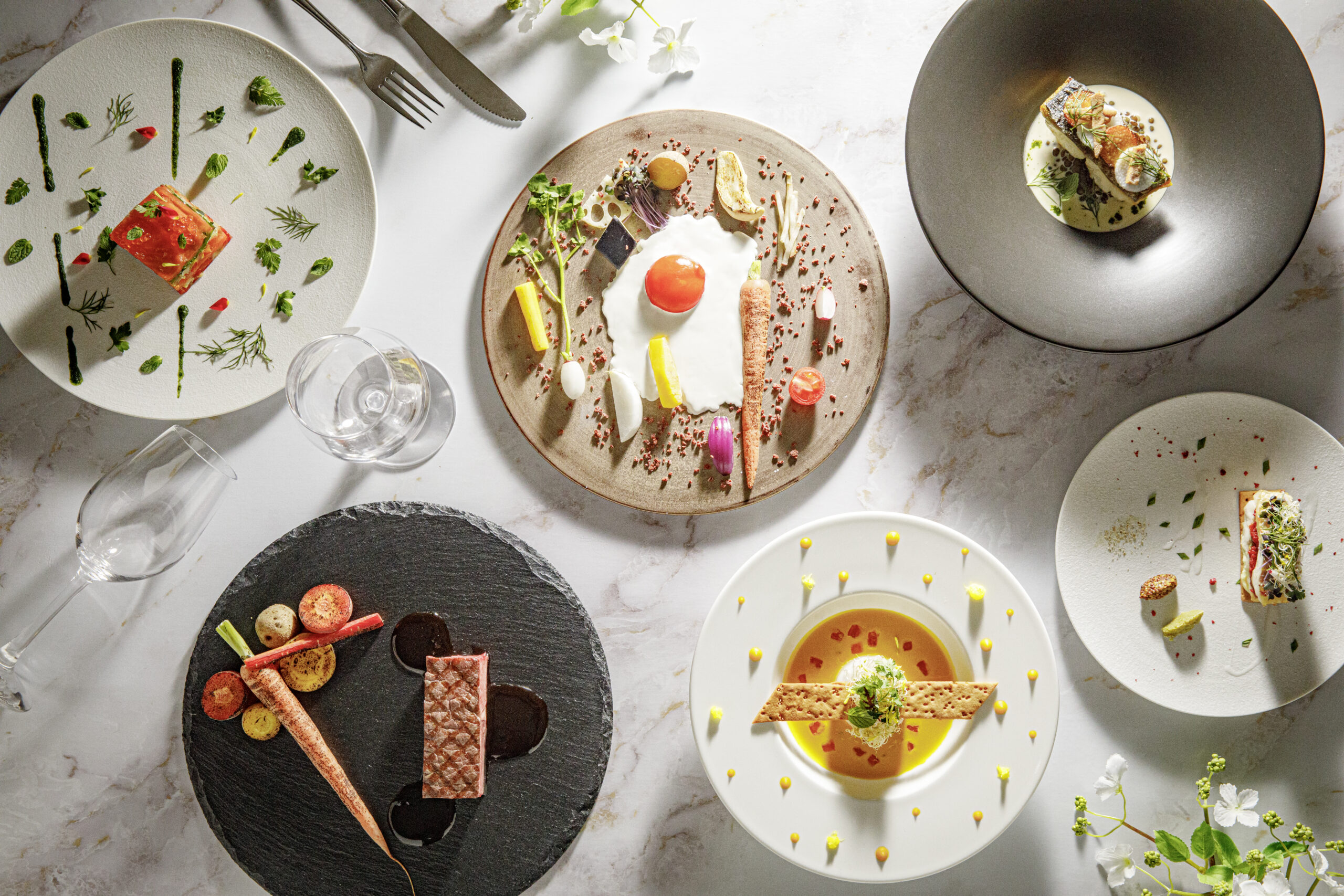 名古屋市の結婚式場ビアンカーラヒルサイドテラスの、色鮮やかで芸術的な婚礼料理。厳選食材を使用したフレンチコースが華やかな披露宴を彩ります。