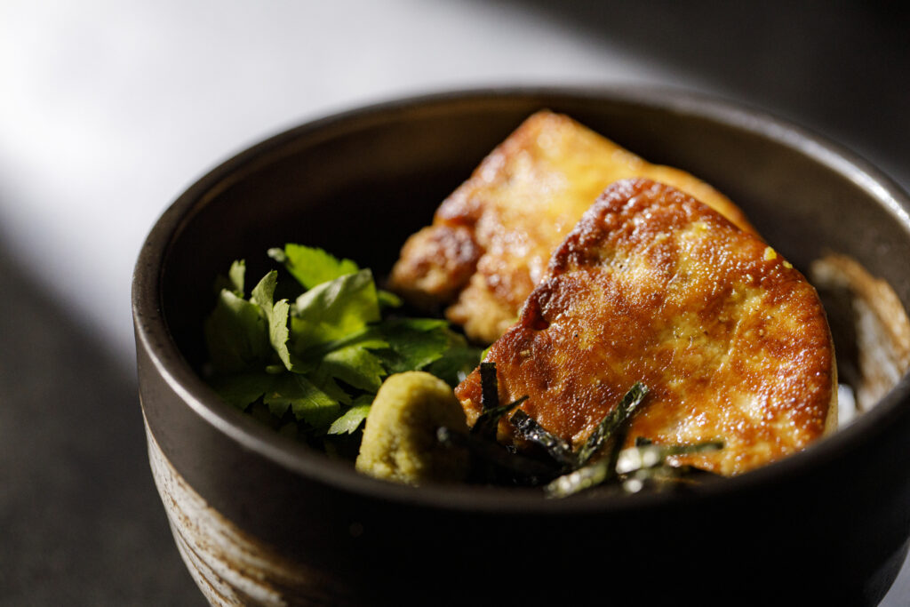 名古屋市の結婚式場ビアンカーラヒルサイドテラスの婚礼料理。表面を香ばしく焼き上げた濃厚なフォアグラひつまぶし。和洋折衷の贅沢なおもてなしを象徴する一品です。