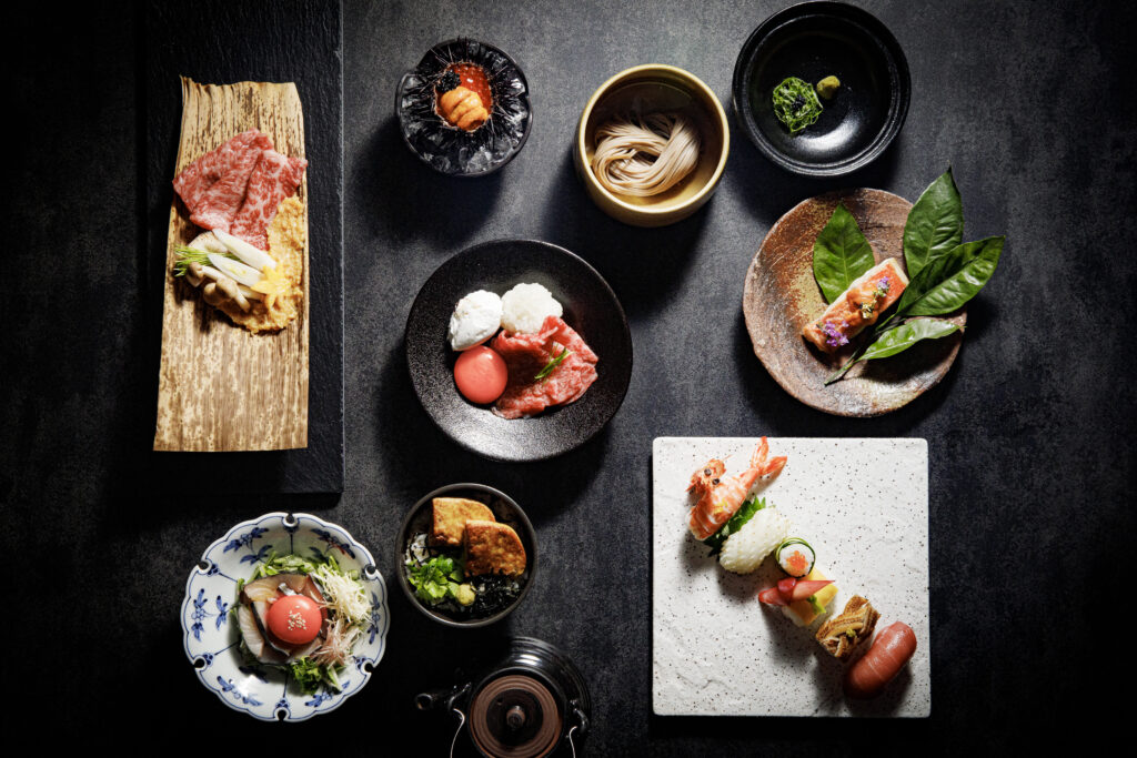 名古屋市の結婚式場ビアンカーラヒルサイドテラスの婚礼料理。雲丹、和牛、寿司などの厳選食材を贅沢に使用した、彩り豊かな和モダンな逸品が並びます。