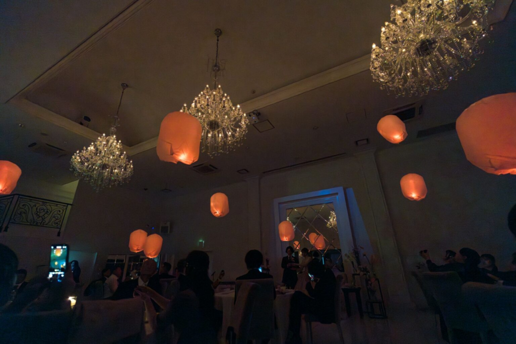 光輝くランタンのロマンティックな演出。