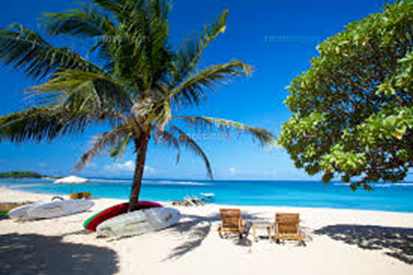 【名古屋市結婚式場】ビアンカーラヒルサイドテラスがおすすめする、ハネムーン先バリ島の青い海と白い砂浜。名古屋市にある市の式場で挙式を終えたお二人が訪れる、開放感あふれるヌサドゥアのリゾート風景を詳細に描写しており、名古屋市内での結婚式後の特別な旅を表現しています。