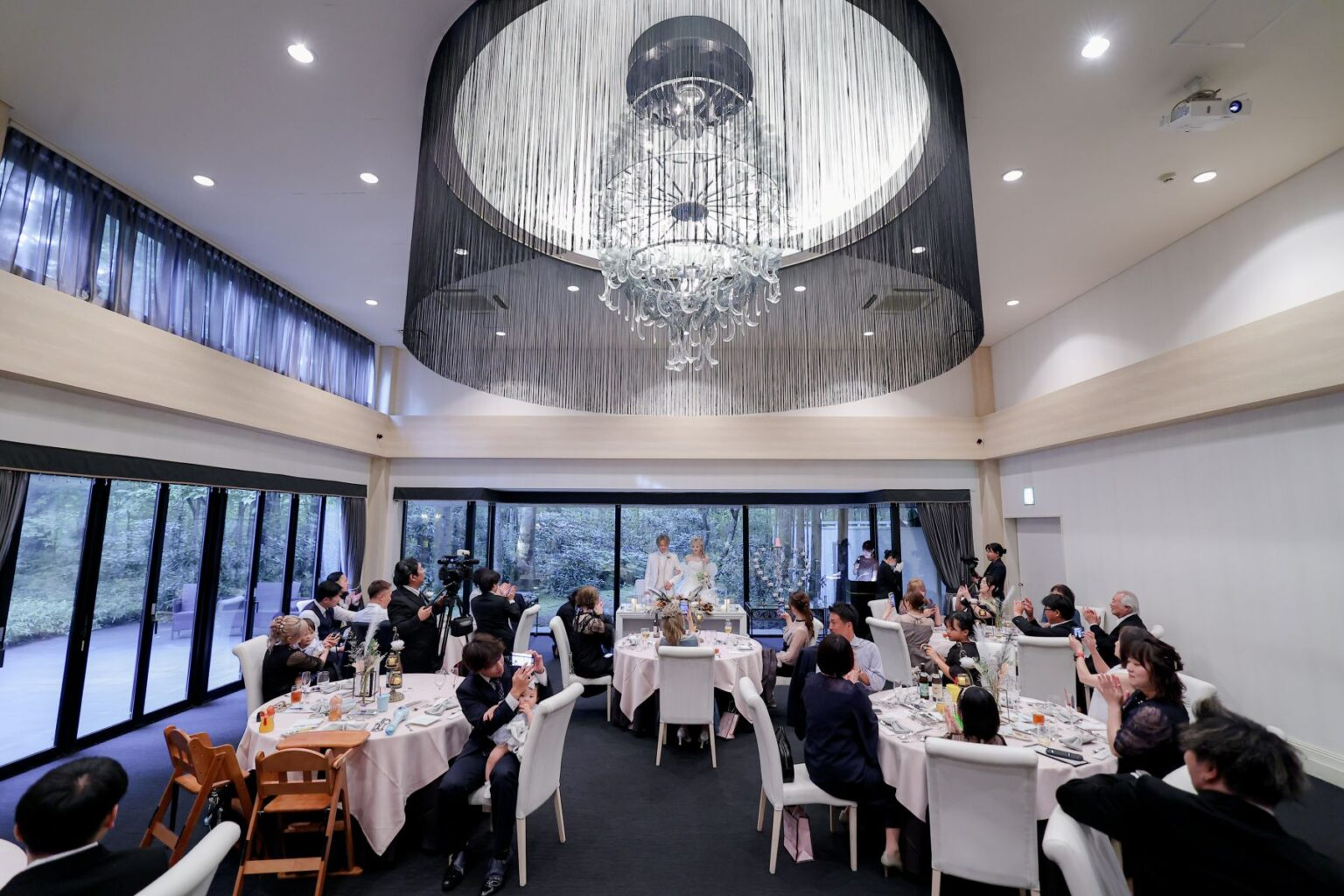 お二人らしい入場のシーンで様々な演出をご紹介。