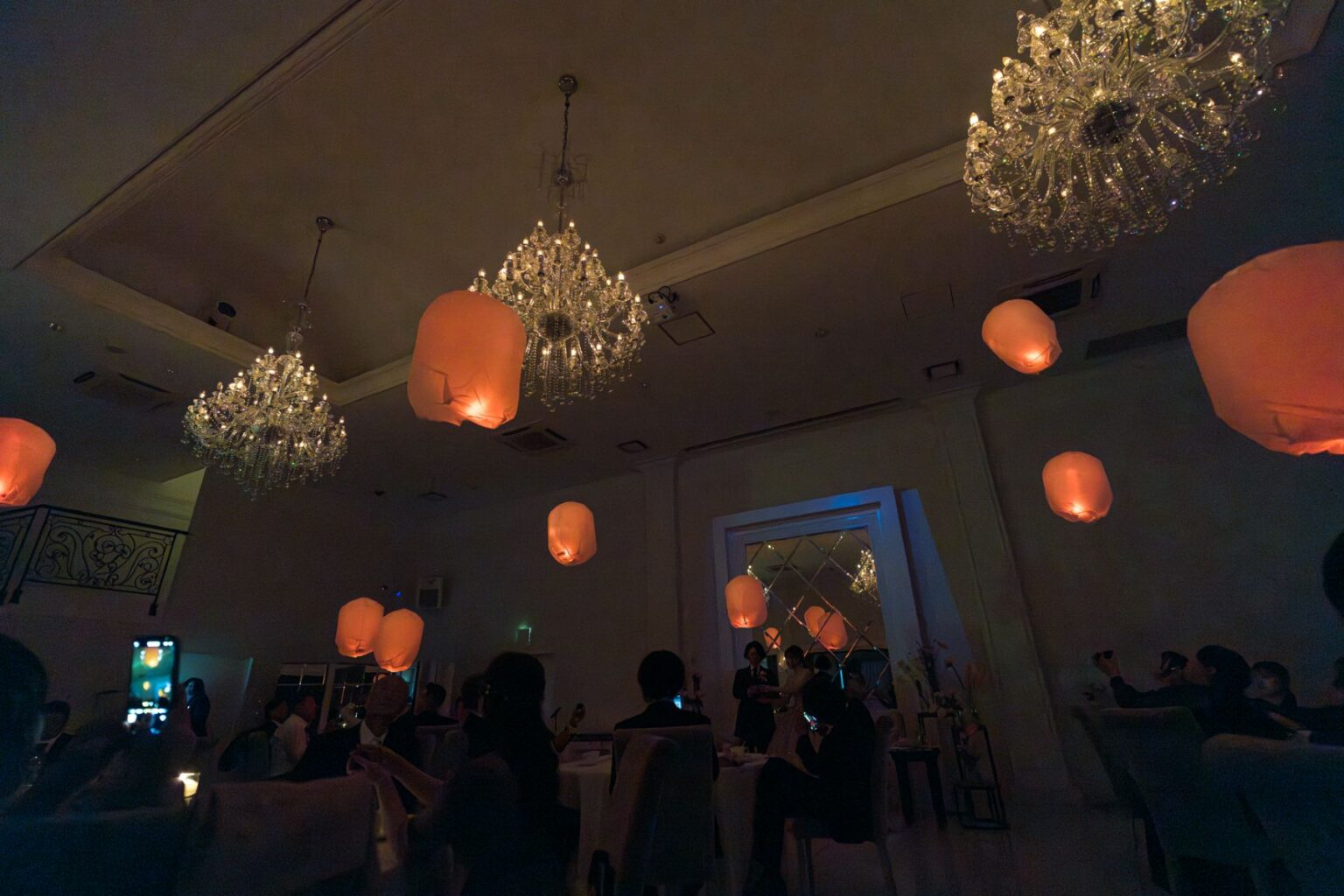 光輝くランタンのロマンティックな演出。