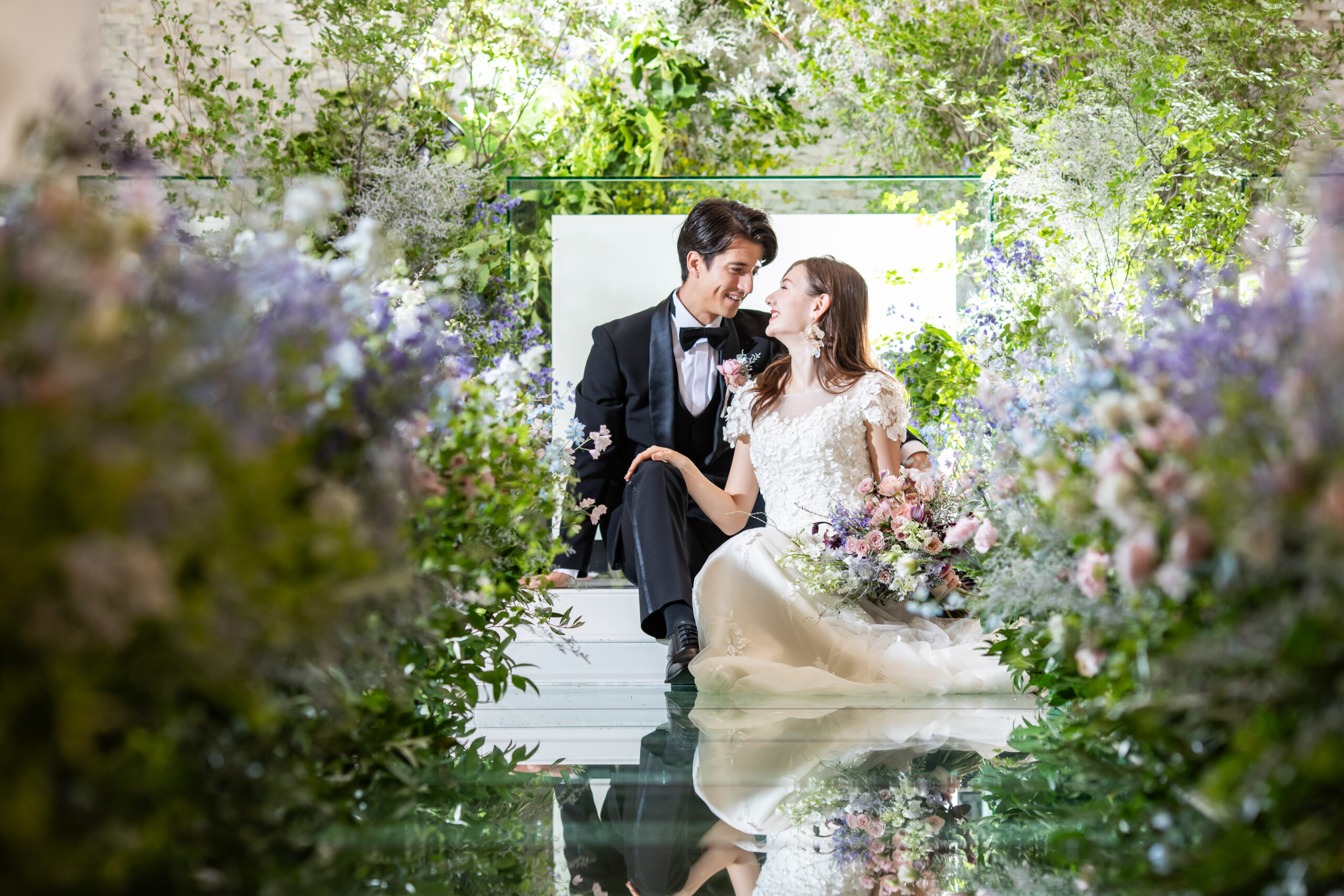 名古屋市結婚式場ビアンカーラヒルサイドテラス。鮮やかな花に囲まれながらウェディングフォト。