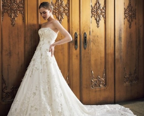 名古屋市の結婚式場ビアンカーラヒルサイドテラスの重厚な扉前で佇む花嫁。繊細な刺繍が美しいAラインのウエディングドレス。