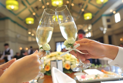 名古屋市の結婚式場ビアンカーラヒルサイドテラスの披露宴での乾杯シーン。新郎新婦の手元とシャンパングラス。