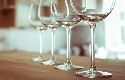 名古屋市の結婚式場ビアンカーラヒルサイドテラスのパーティー会場。ウッドテーブルに並ぶ美しく磨かれたワイングラス。