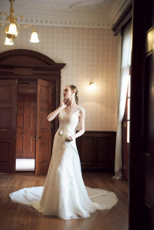 名古屋市の結婚式場ビアンカーラヒルサイドテラスのクラシカルな邸宅内。総レースのマーメイドラインドレスを纏う美しい花嫁。