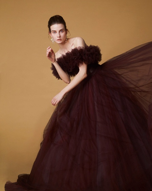 結婚式場ビアンカーラヒルサイドテラス。都会的でモダンな空間に映える、ダークブラウンのボリュームチュールドレスと大ぶりなイヤリングを纏った気品ある花嫁。