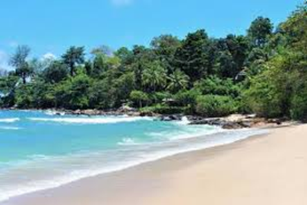 名古屋市の結婚式場ビアンカーラヒルサイドテラスの提携リゾート。白い砂浜と透き通る青い海が広がる絶好のビーチフォトスポットで、開放感溢れる前撮り撮影を叶えます。