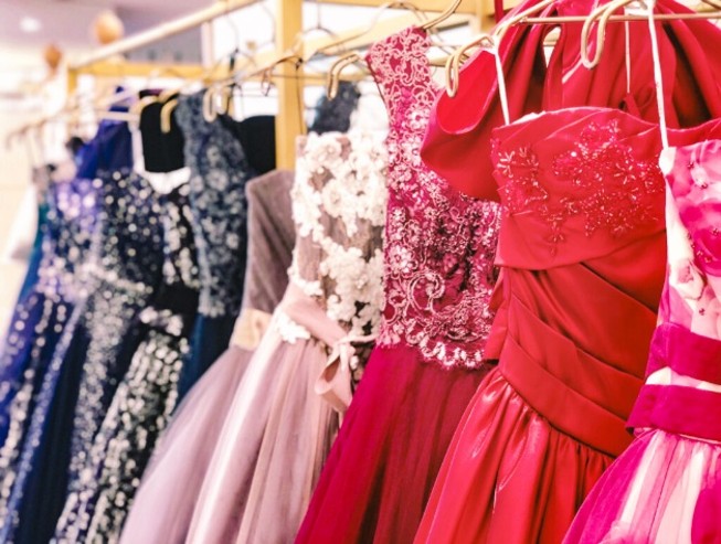 名古屋市の結婚式場ビアンカーラヒルサイドテラスのカラードレス。赤、ピンク、ネイビーなど、パーソナルカラーに合わせて選べる豊富なラインナップ。